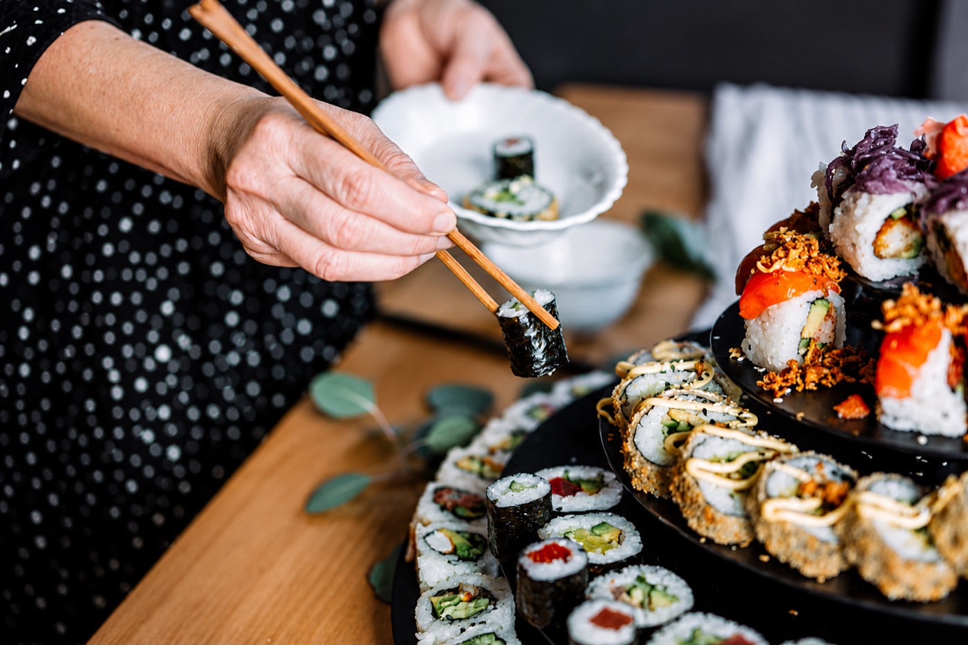 Servírování sushi s hůlkami