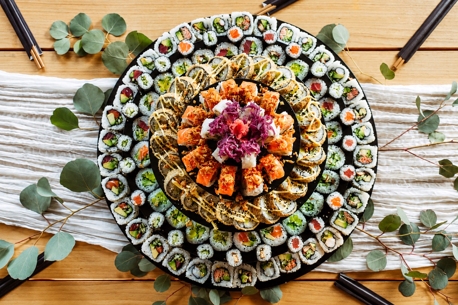Netradiční sushi bar — talíř s pestrou nabídkou rolek a sashimi