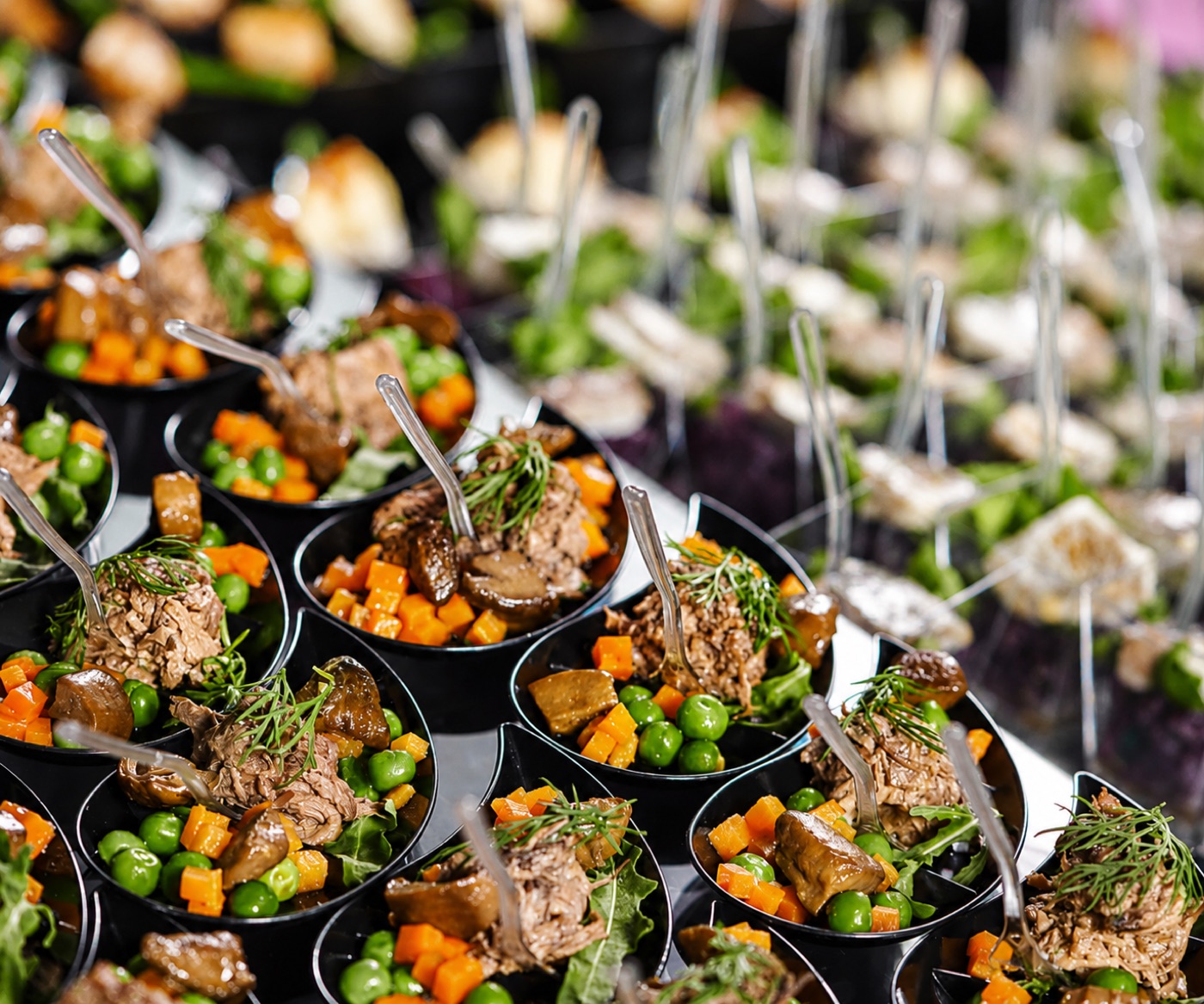 Tradiční catering — mini porce na bufetu