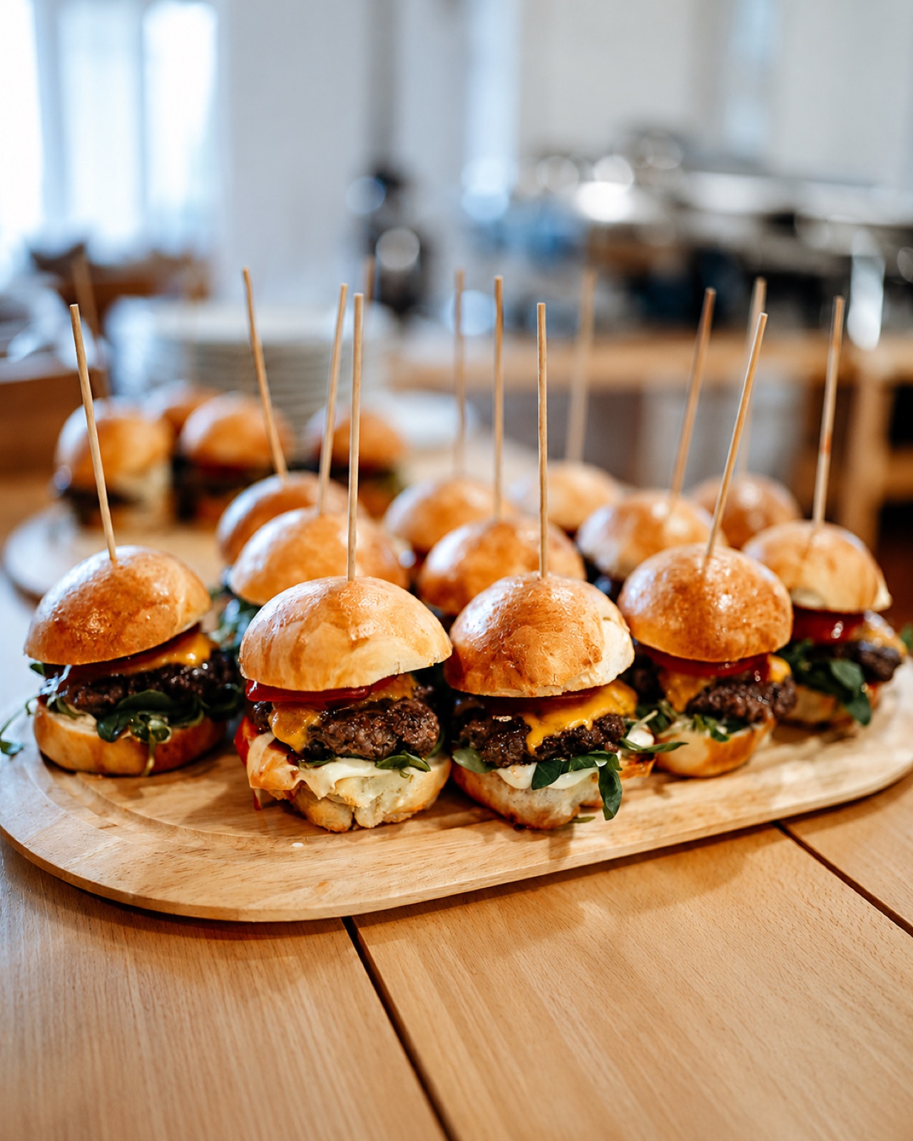 Mini cheeseburgery na dřevěném prkně — catering pro firemní akce
